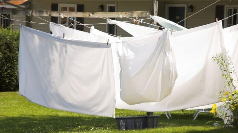 Vos draps attendent: la fréquence idéale de lavage du linge de lit (et pourquoi on la zappe souvent)