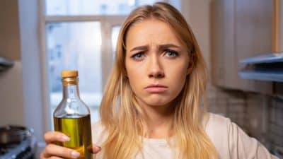 Vous alliez cuisiner ? Stoppez tout si votre huile d’olive présente ce changement, c’est un risque pour votre santé