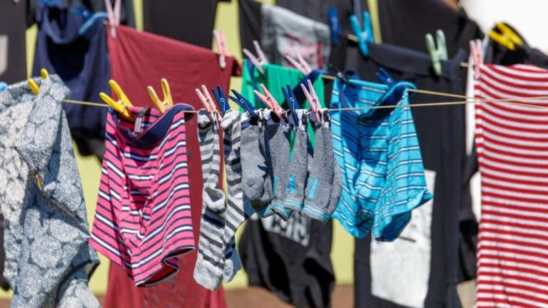 Vous étendez votre linge dehors pour qu’il sente le frais ? Ce docteur révèle les risques cachés et les bons réflexes