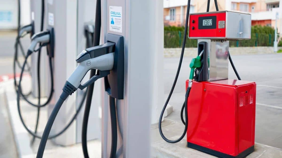 Vous passez à la voiture électrique ? Les bornes de recharge polluent-elles plus que les stations-essence ?