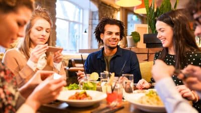 Au restaurant, vous aidez le serveur à débarrasser, ce geste en dit long sur vous selon la psychologie