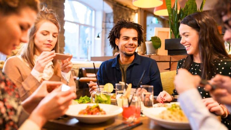 Au restaurant, vous aidez le serveur à débarrasser, ce geste en dit long sur vous selon la psychologie