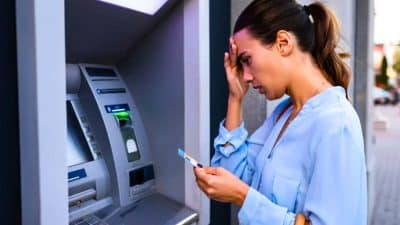 Cash trap au distributeur : l’astuce des fraudeurs qui retient vos billets