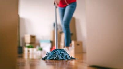 « Je ne frotte plus tous les jours » : l’astuce avec un ingrédient simple pour garder le sol propre plus longtemps