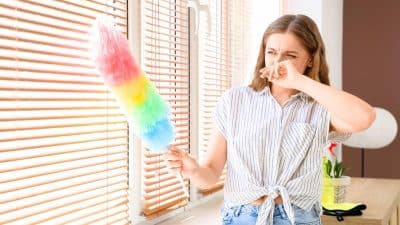 Marre de la poussière noire sur vos stores: l’astuce express pour les nettoyer et les garder blancs longtemps