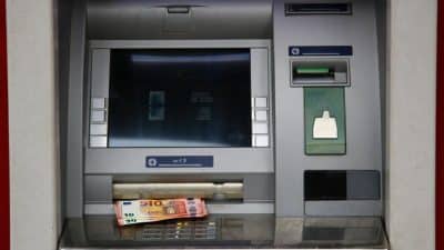Retrait bloqué au distributeur, compte débité ? Les bons réflexes pour récupérer vos billets vite et sans stress