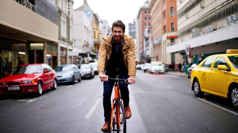 Tu roules à vélo tous les jours ? Attention à ce réflexe illégal que tu as sans le savoir
