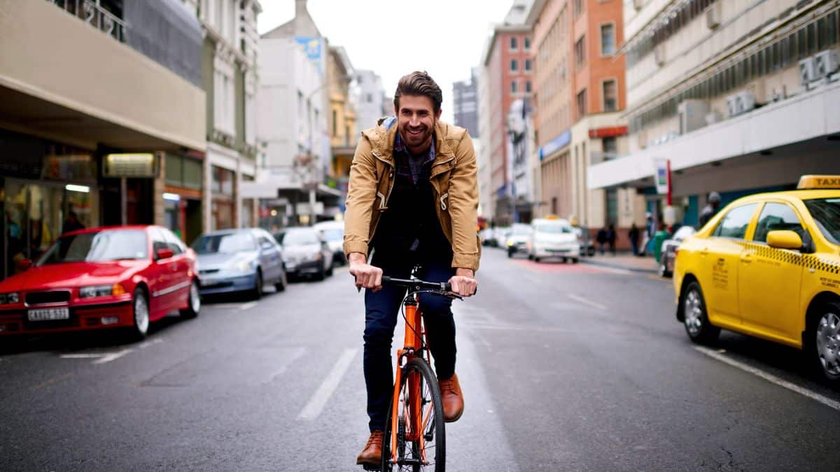 Tu roules à vélo tous les jours ? Attention à ce réflexe illégal que tu as sans le savoir