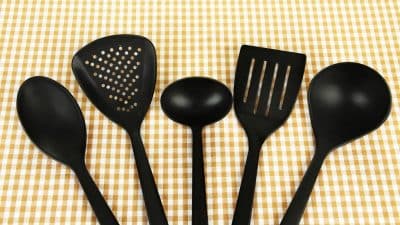 Votre cuisine vous met en danger: 7 ustensiles cancérigènes à jeter d’urgence