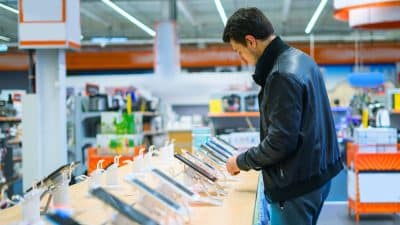 Vous hésitez à quitter SFR ? Voici les opérateurs qui récupèrent ses abonnés et pourquoi ils partent