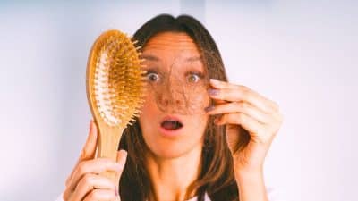 Vous le faites sans y penser chaque matin: ce geste avec votre brosse à cheveux abîme vos cheveux