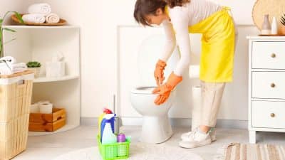 Toilettes: le vinaigre chaud élimine le tartre, solution naturelle et économique