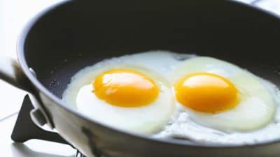 Œufs au plat : l’astuce sans huile ni beurre pour éviter qu’ils collent à la poêle