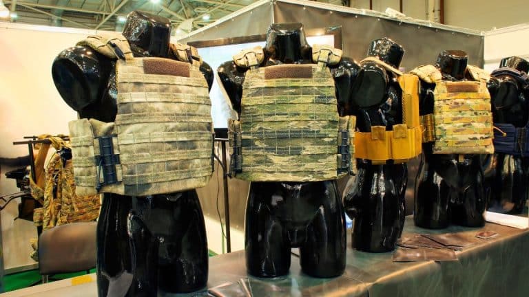 Matériau de 1,8 mm arrête mieux les balles que le Kevlar et allège les gilets pare-balles