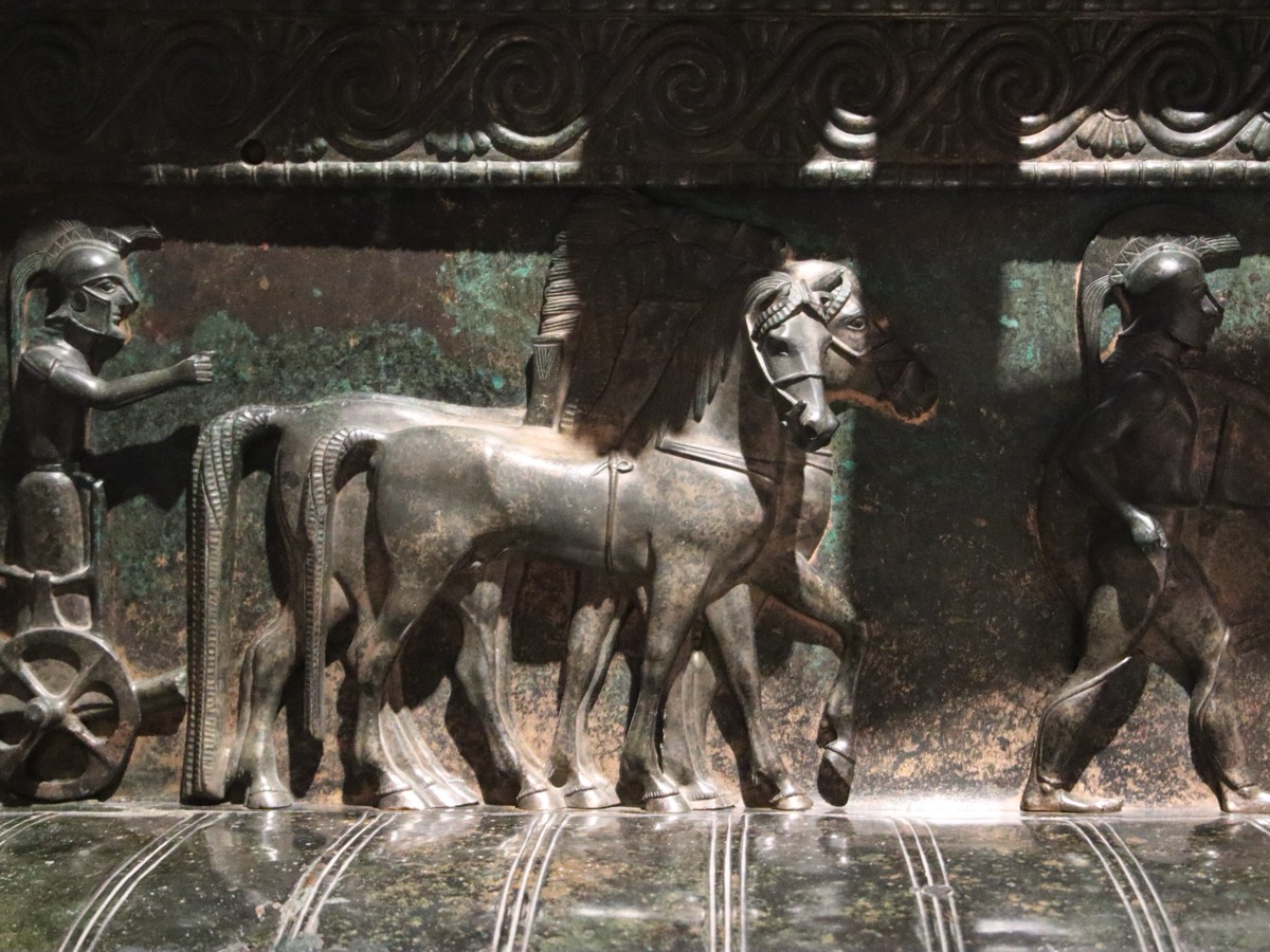 Frise de bronze du cratère de Vix montrant un quadrige et un hoplite casqué portant un bouclier