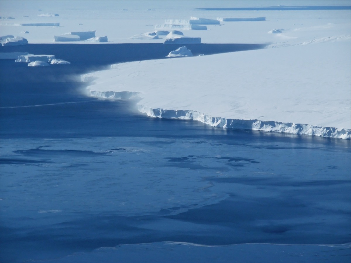 Front de glace et icebergs vus d'avion au-dessus de l'Antarctique occidental
