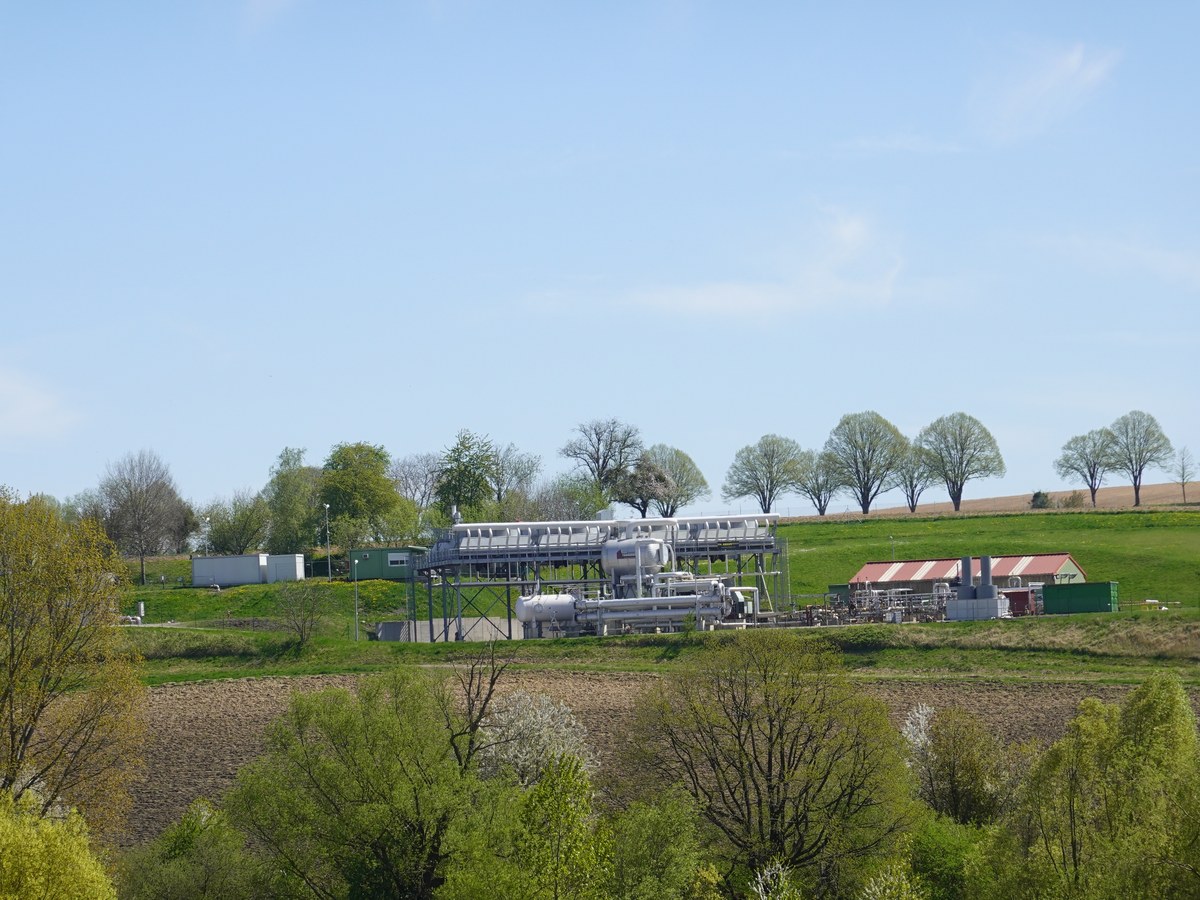 Centrale géothermique de Soultz-sous-Forêts dans la plaine d'Alsace, avec ses tuyauteries argentées au milieu des prés et des arbres