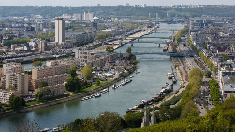 La Seine traversant Rouen vue depuis la colline Sainte-Catherine, avec ses ponts, ses quais et les immeubles de la rive gauche