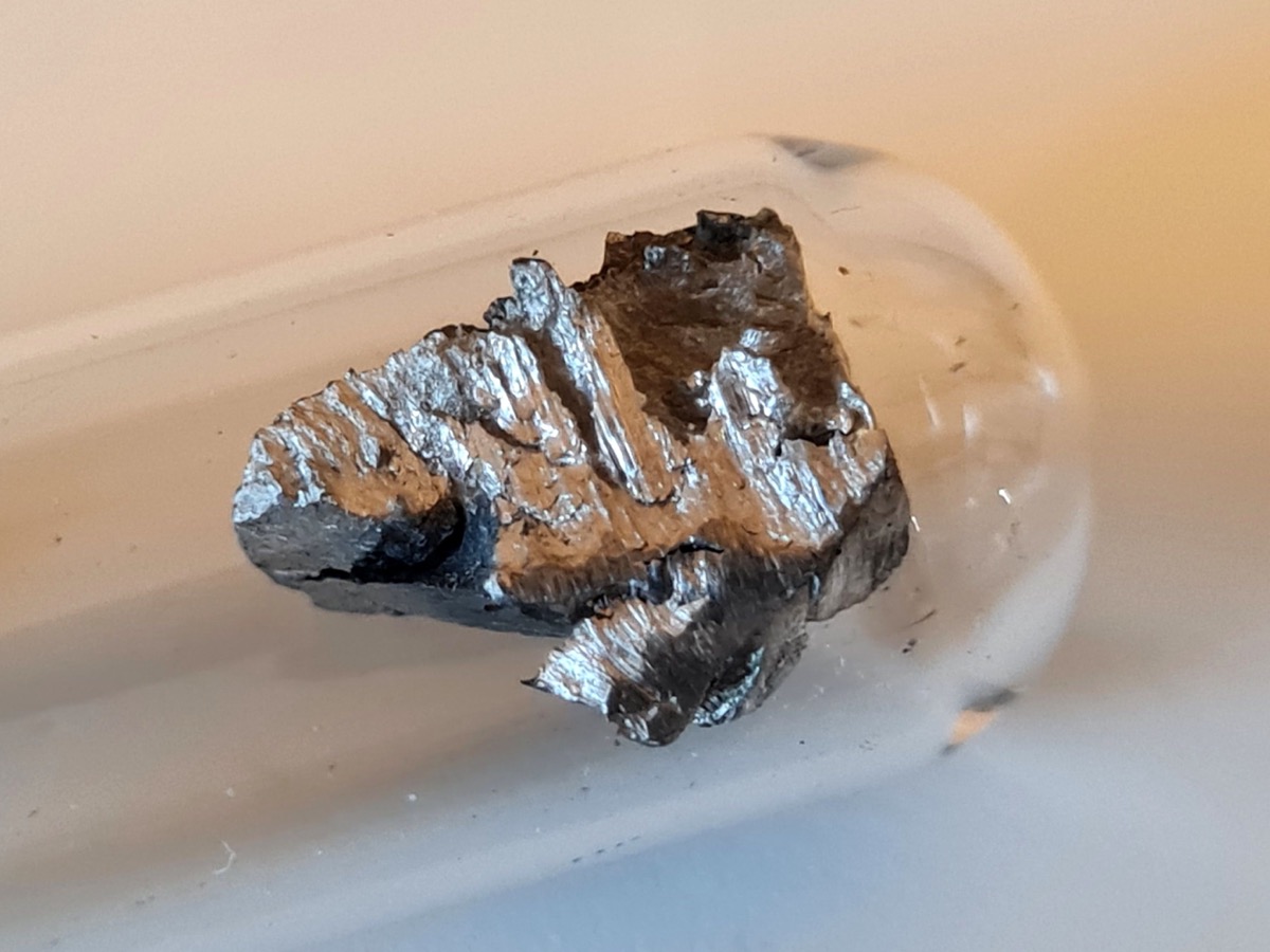 Échantillon de néodyme métallique conservé sous ampoule de verre