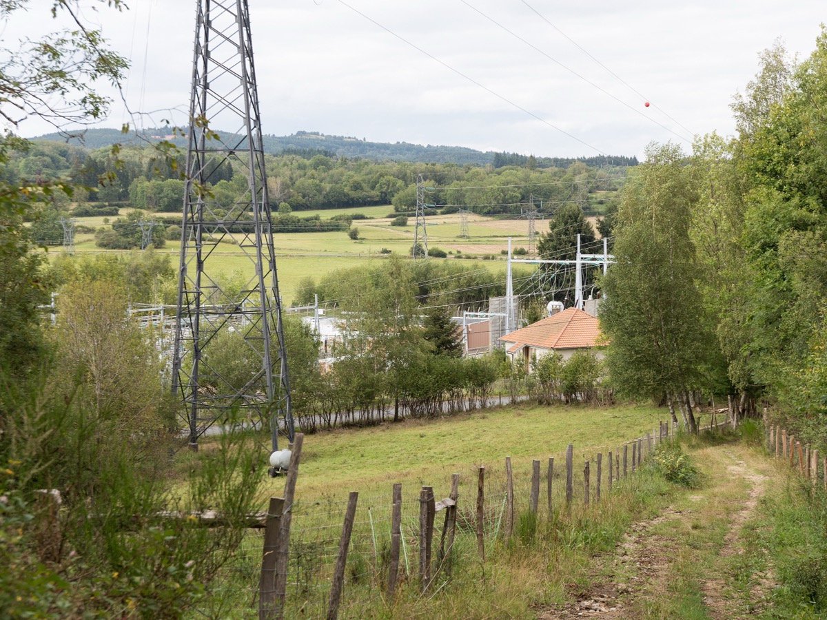 Le poste électrique d'Enval à Orcines, en Auvergne, avec ses portiques, ses isolateurs et ses transformateurs