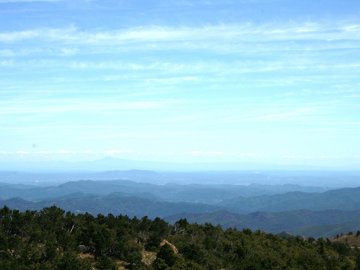 Crêtes parallèles des Cévennes vues depuis le mont Aigoual, descendant vers la plaine et la mer