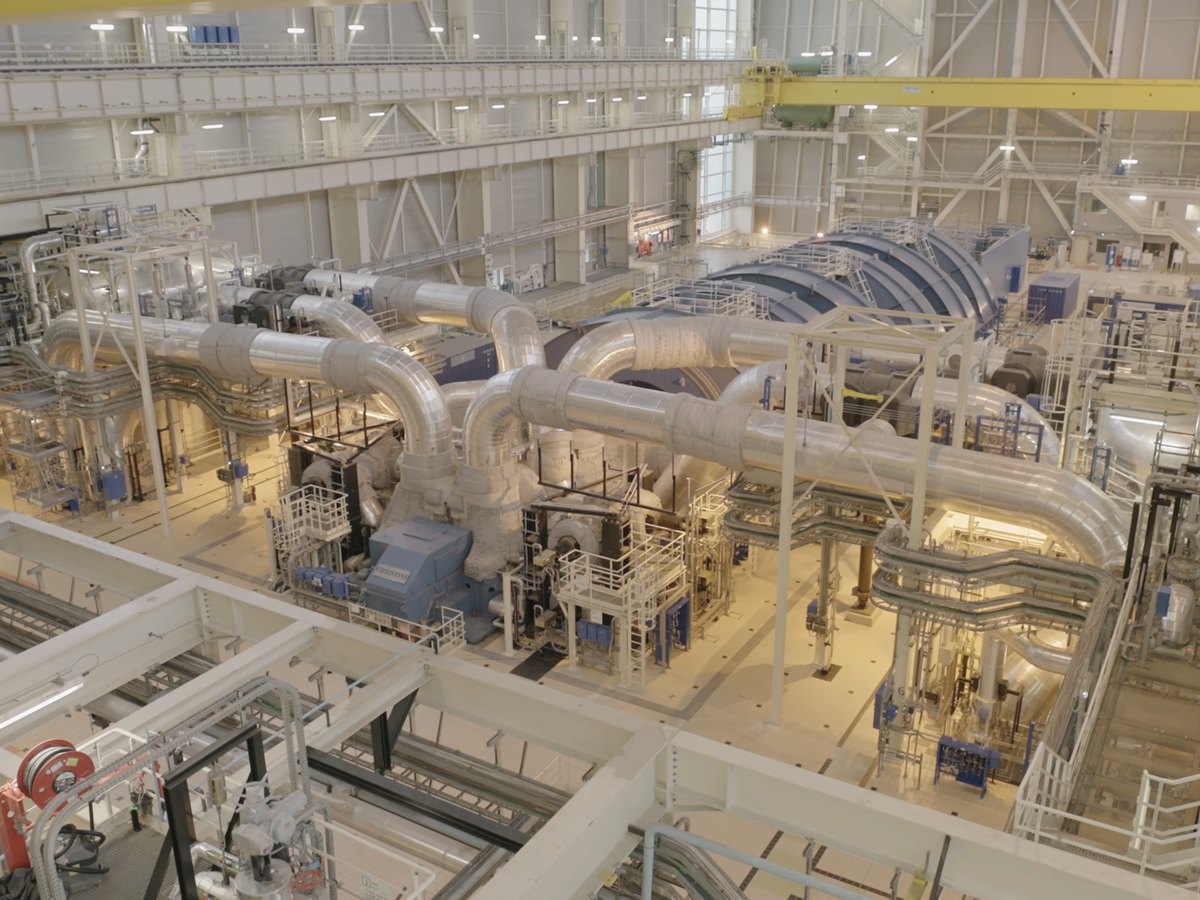 Groupe turbo-alternateur de l'EPR de Flamanville dans la salle des machines