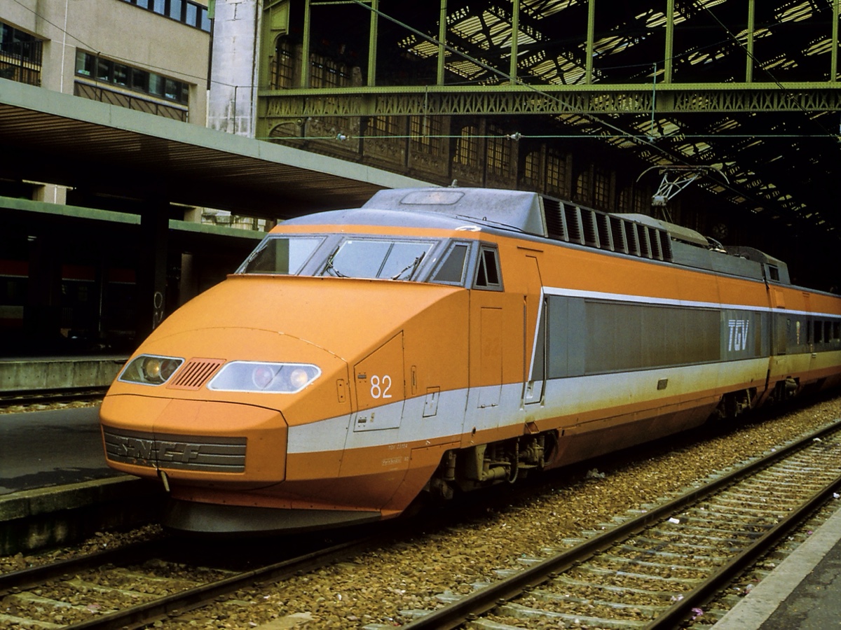 Motrice orange et blanche du TGV Sud-Est numéro 82 à quai sous la verrière de la gare de Lyon à Paris