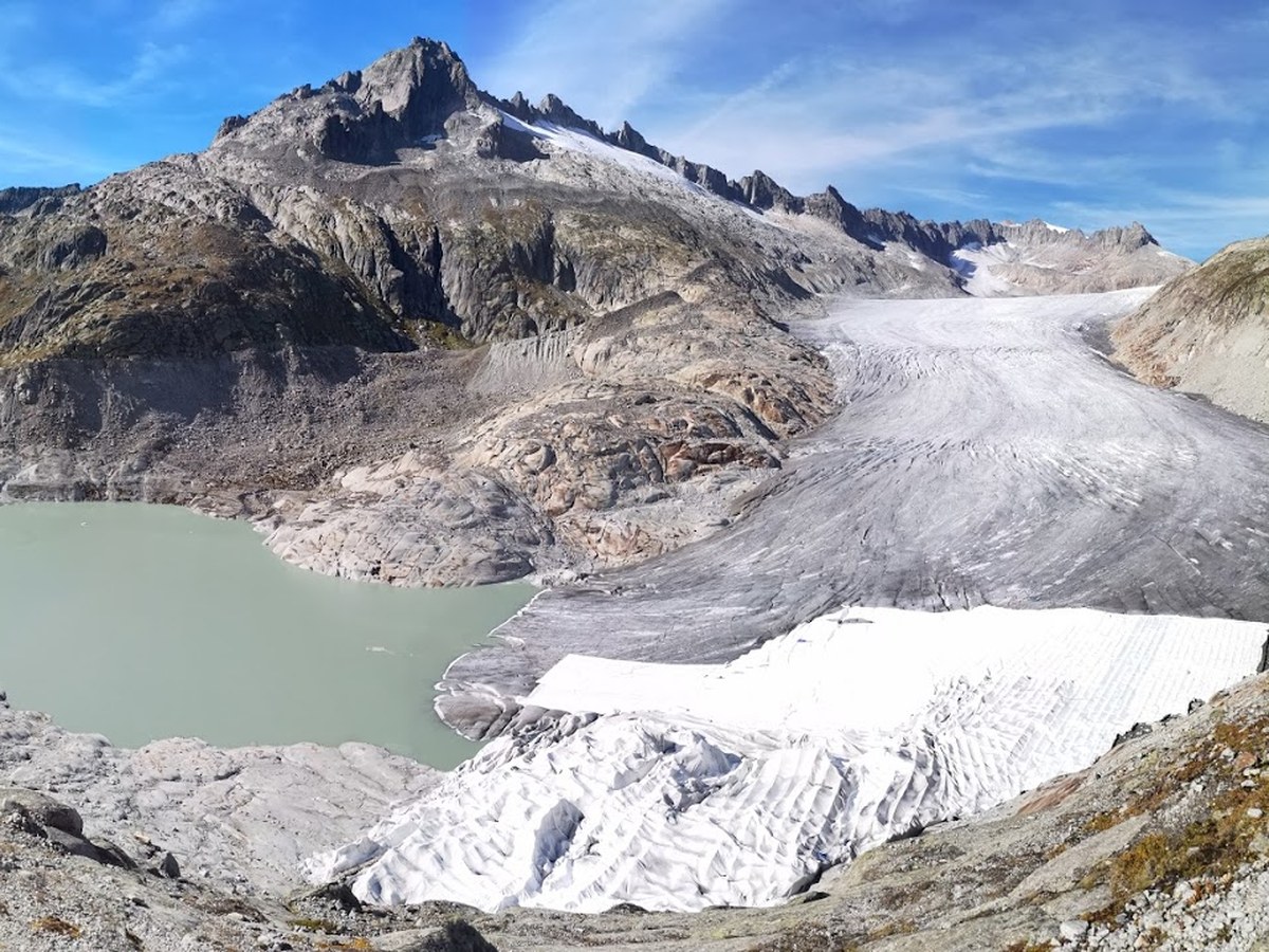 Bâches géotextiles blanches recouvrant le front du glacier du Rhône à côté du lac proglaciaire