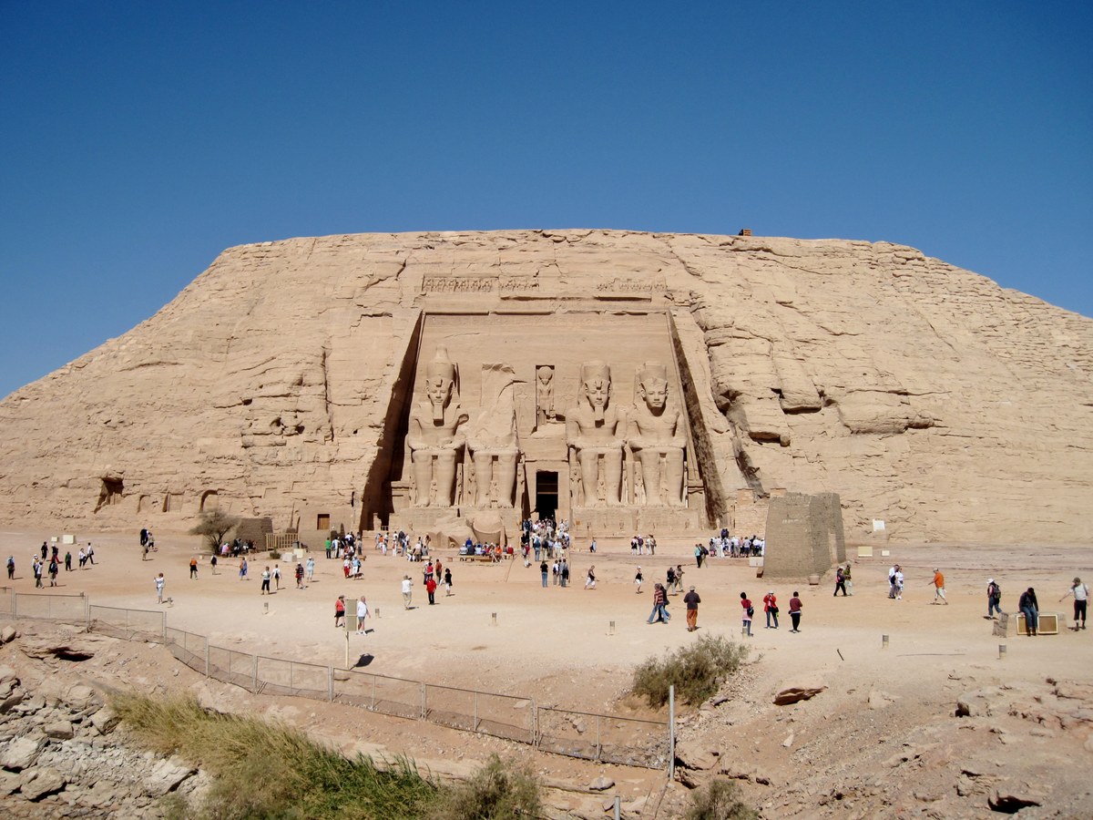 La façade du grand temple de Ramsès II à Abou Simbel, remonté dans une falaise artificielle