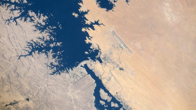 Le haut barrage d'Assouan et le lac Nasser photographiés depuis la Station spatiale internationale
