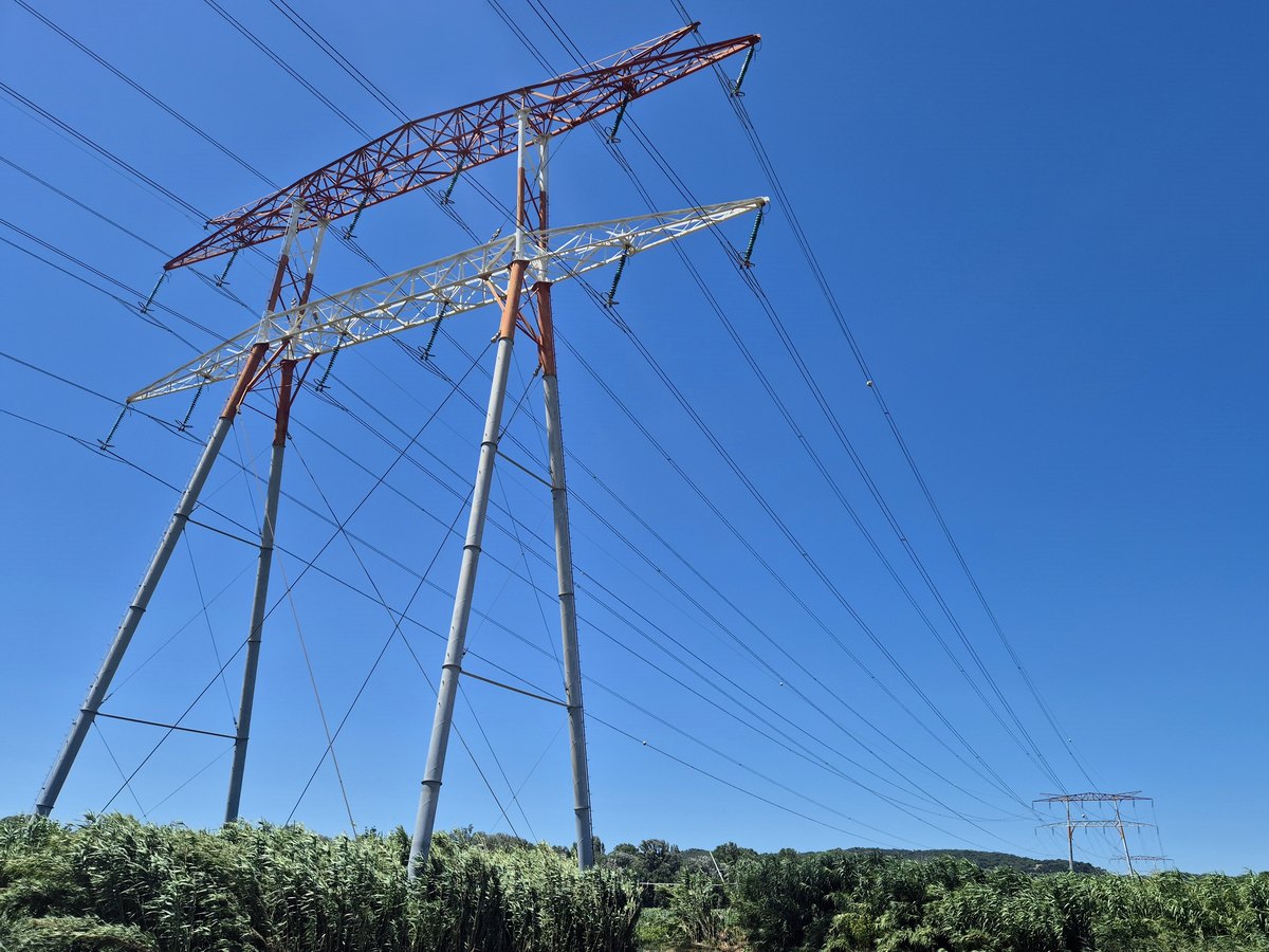 Pylône Trianon d'une ligne électrique à 400 000 volts sous un ciel bleu