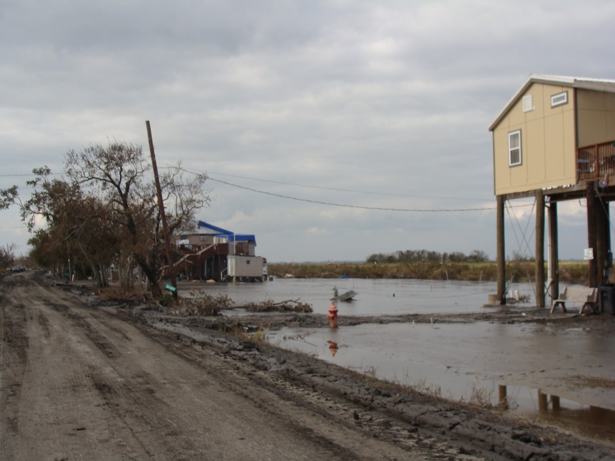Route inondée et maison sur pilotis à Isle de Jean Charles, en Louisiane