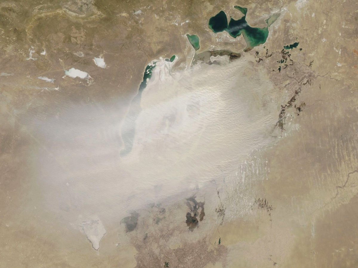 Image satellite MODIS d'un nuage de poussière beige au-dessus de l'ancien lit de la mer d'Aral