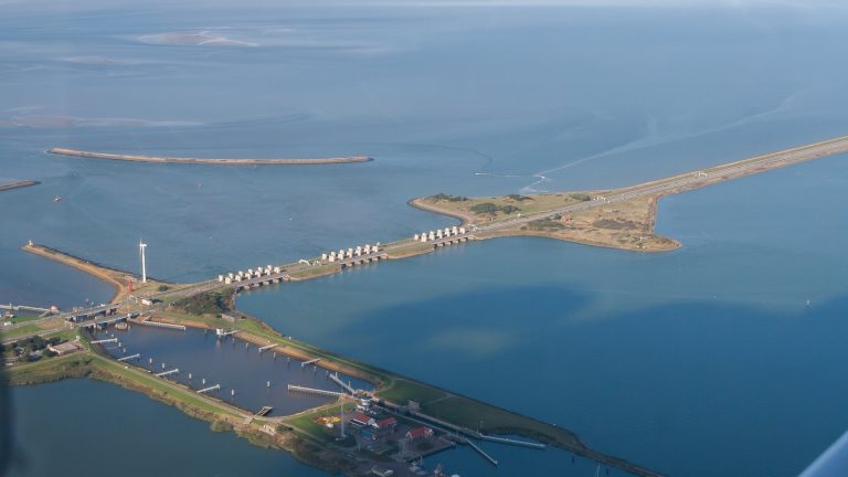 Vue aérienne de l'Afsluitdijk près de Den Oever, digue et écluses entre la mer des Wadden et l'IJsselmeer