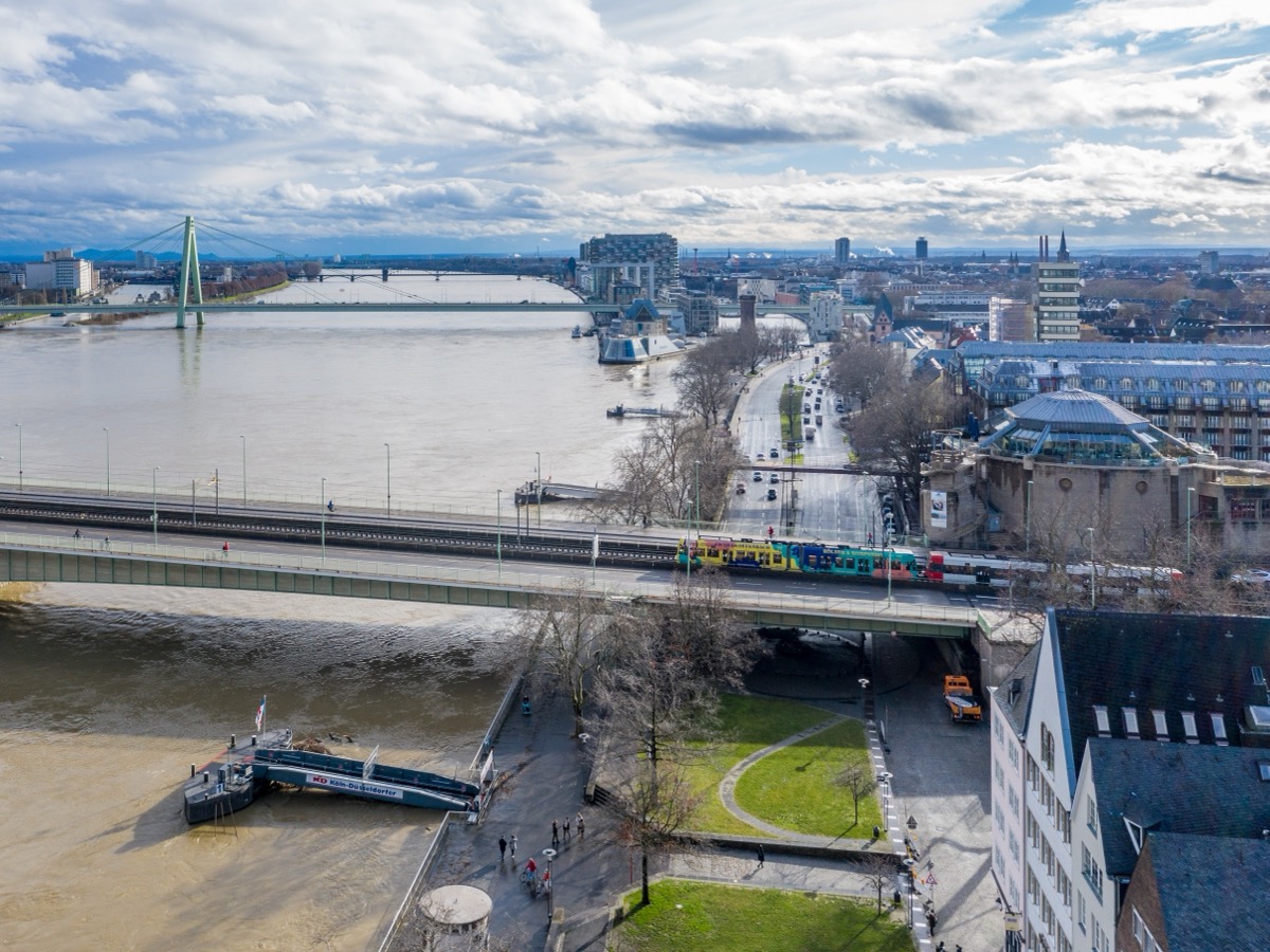 Crue du Rhin vue d'en haut, l'eau recouvre les quais le long d'une ville, un pont traverse le fleuve