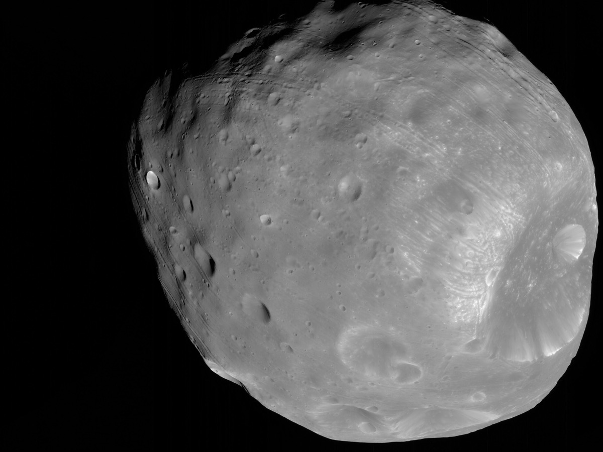 La lune Phobos photographiée en noir et blanc, sa surface criblée de cratères et striée de sillons