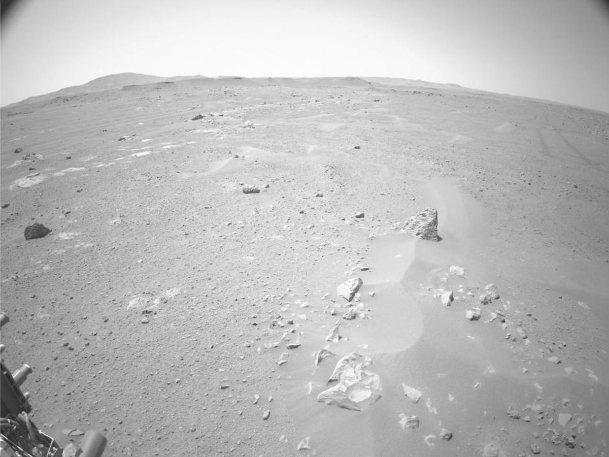 Deux vues en noir et blanc d'un terrain martien parsemé de cailloux, prises par les caméras de navigation d'un rover