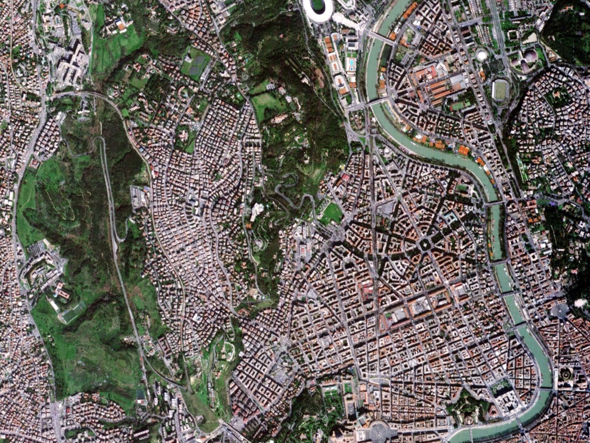 Vue satellite du centre de Rome, avec le Tibre qui serpente sur la droite et le stade olympique visible en haut de l'image