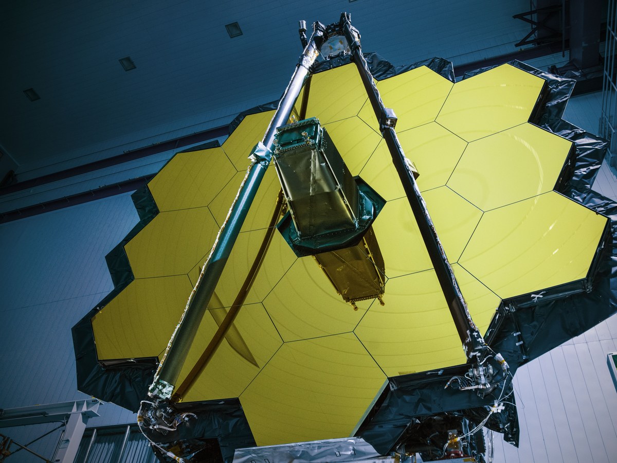 Le miroir primaire doré du télescope spatial James Webb assemblé dans une salle blanche