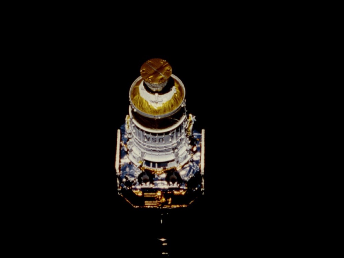 Le télescope spatial Chandra, cylindre blanc et doré, photographié sur fond noir après son largage en orbite