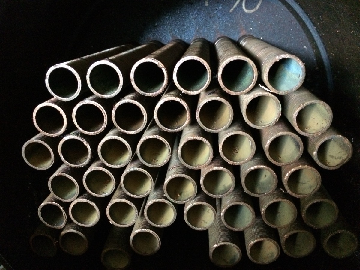 Rangée de tubes métalliques vus en bout, dans un échangeur de chaleur ouvert