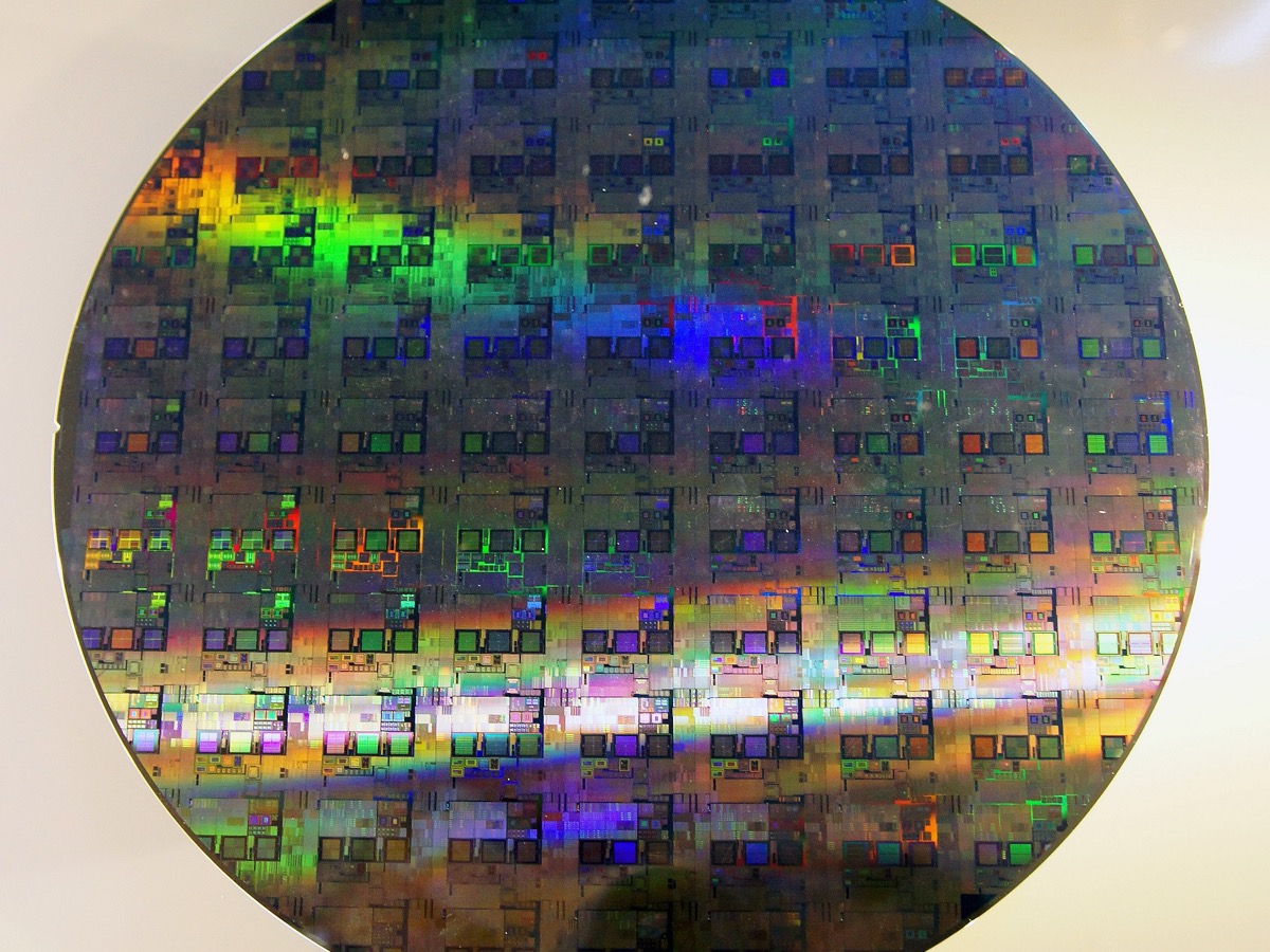 Plaquette de silicium de 300 millimètres couverte de puces, posée sur un fond clair