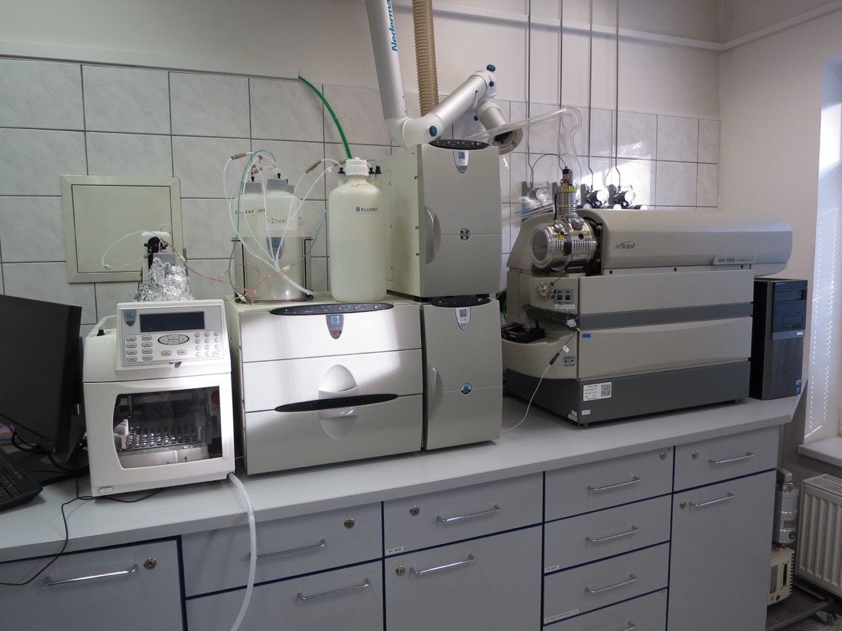 Paillasse de laboratoire supportant un chromatographe ionique, des flacons d’éluant et un spectromètre de masse