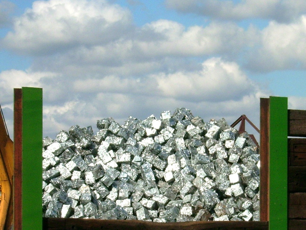 Blocs de ferraille d’aluminium empilés dans une benne
