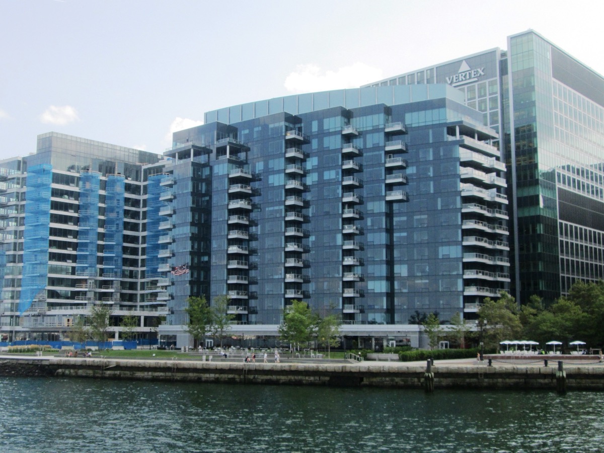 Immeubles de bureaux et de logements en verre le long du front de mer, vus depuis le plan d’eau