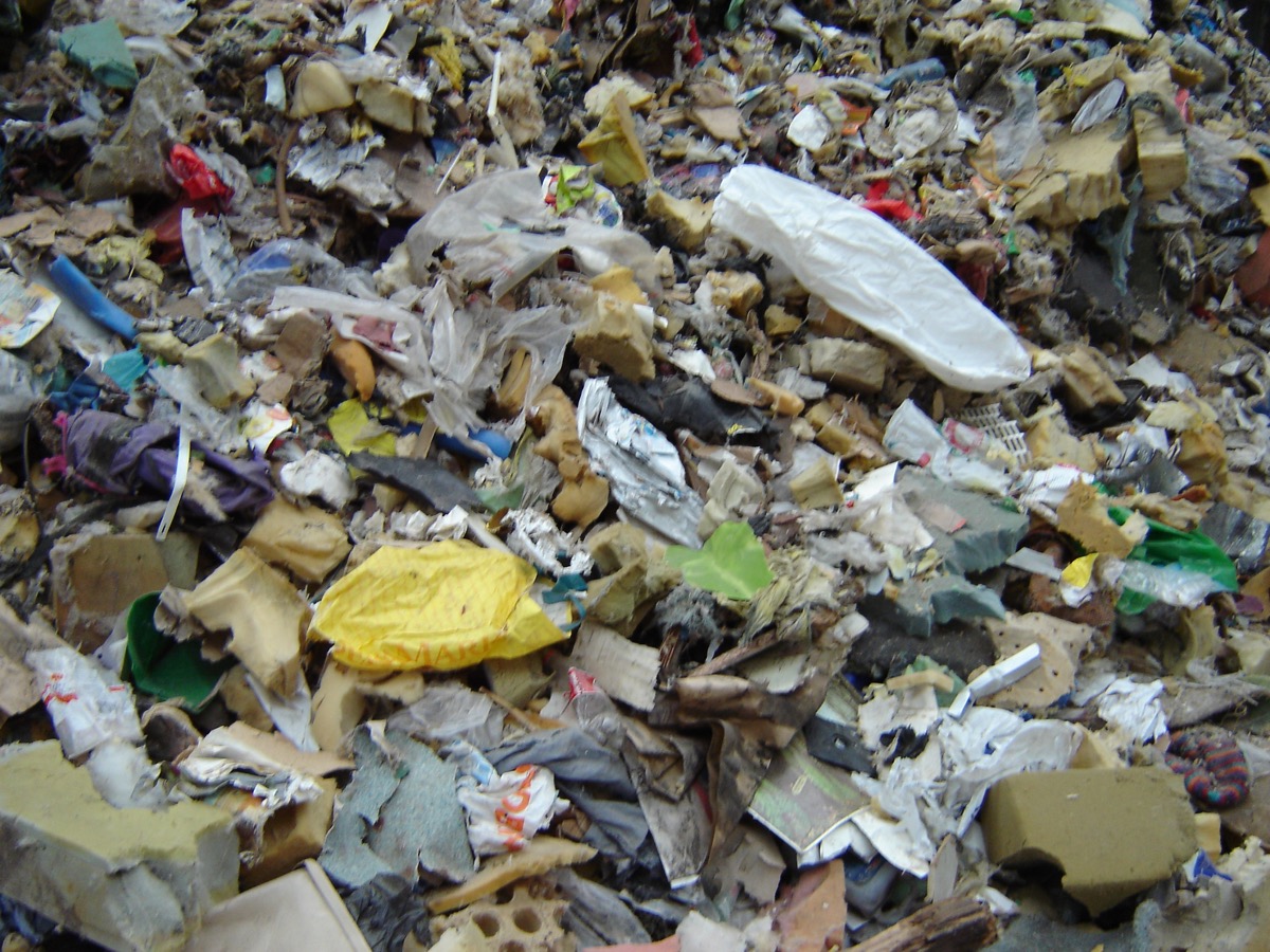 Amas de déchets broyés mêlant cartons, films plastiques et morceaux de bois avant transformation en combustible