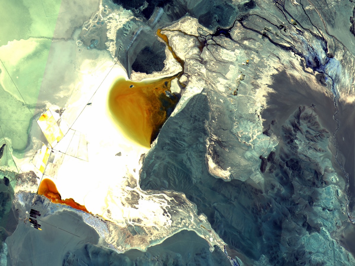 Vue satellite d'un salar argentin où apparaissent les bassins colorés d'une exploitation de saumure de lithium