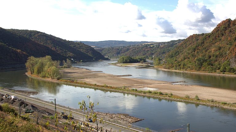 Le Rhin entre Kaub et Bacharach, large bande de sable découverte au milieu du lit, le courant réduit à deux chenaux