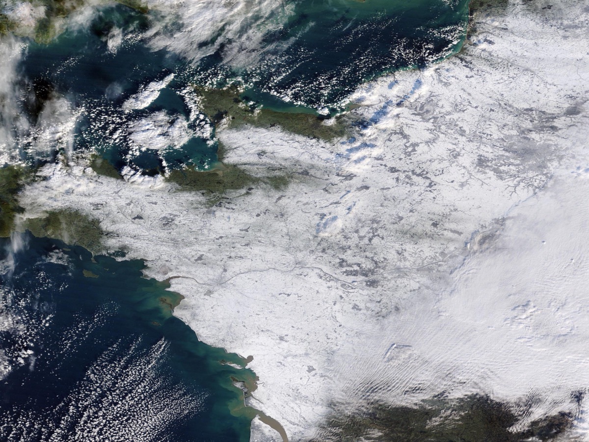 Vue satellite de la France couverte de neige, avec la Manche et l'Atlantique en bleu sombre