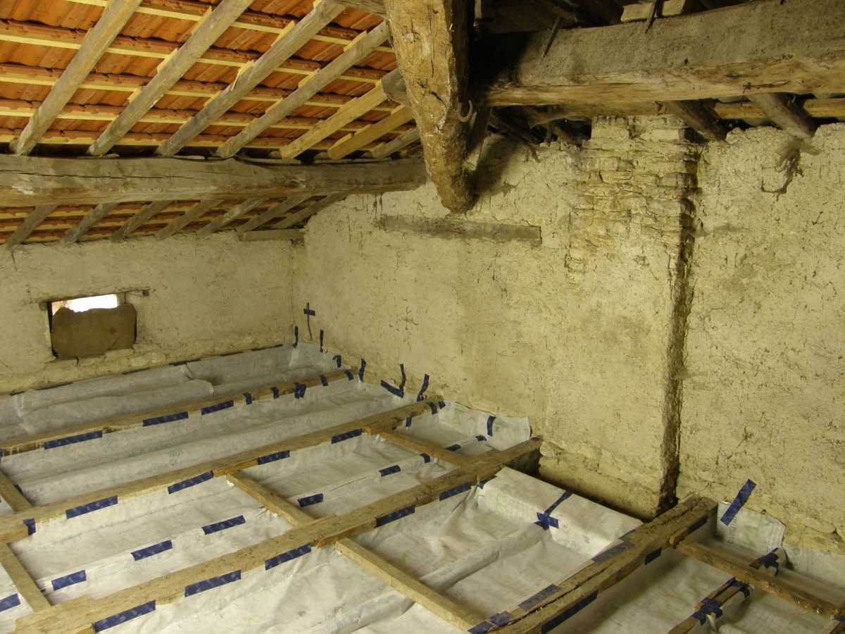 Plancher de comble recouvert d'une membrane d'étanchéité à l'air posée entre les solives et scotchée